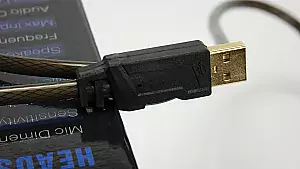 USB-Stecker bei einem Headset
